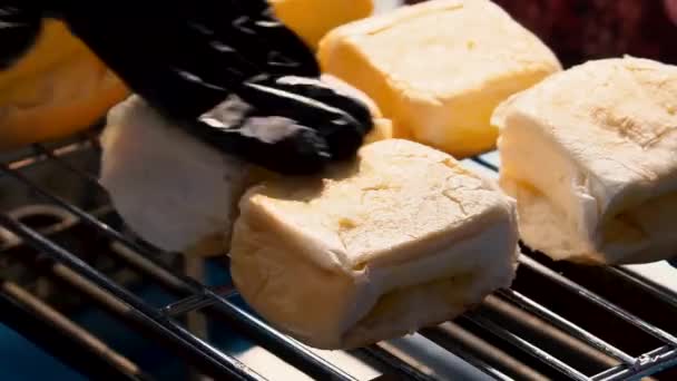 Zelfgemaakte Toast Broodje Gevuld Met Verschillende Smaak Crème — Stockvideo