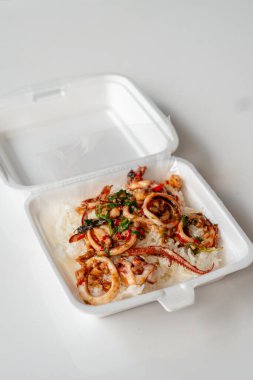 Ahtapot ya da ahtapot ve otla karıştırılmış kutsal fesleğen. Asya usulü.