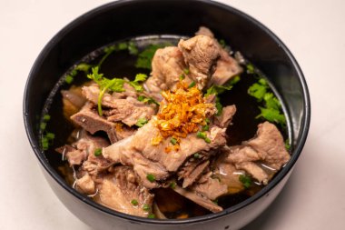 Soya sosu ve biberli taze domuz pirzolası çorbası. Asya restoranında ünlü geleneksel tazelik çorbası. Yumuşak ve seçici odak kavramı.