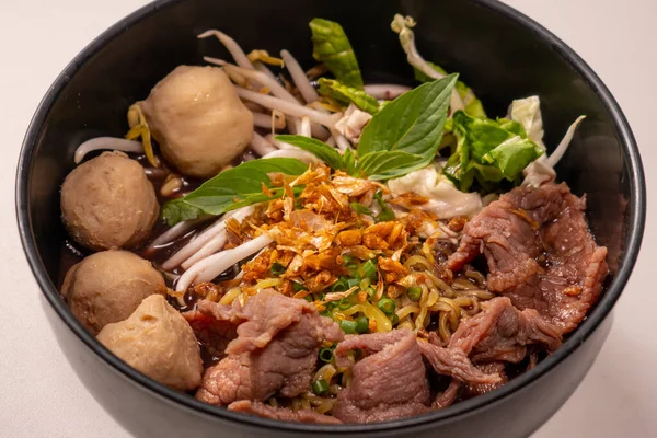 豚肉入りタイ麺はタイで一般的に販売されているストリートフードです Key Teow Nam Toke とも呼ばれる — ストック写真