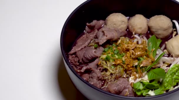 Tajski Makaron Wieprzowiną Jest Jedzenie Ulicy Który Jest Powszechnie Sprzedawany — Wideo stockowe
