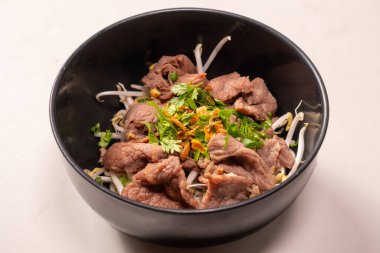 Anında - Tayland yemeği tarzında sıcak ve ekşi soslu haşlanmış sığır eti sosu, kaynar suda ince dilimler; Tayland yemeği tarzında ani kaynama