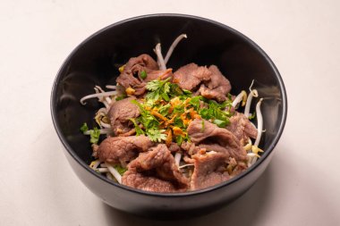 Anında - Tayland yemeği tarzında sıcak ve ekşi soslu haşlanmış sığır eti sosu, kaynar suda ince dilimler; Tayland yemeği tarzında ani kaynama