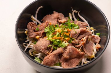 Anında - Tayland yemeği tarzında sıcak ve ekşi soslu haşlanmış sığır eti sosu, kaynar suda ince dilimler; Tayland yemeği tarzında ani kaynama