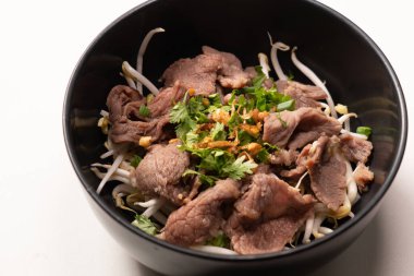 Anında - Tayland yemeği tarzında sıcak ve ekşi soslu haşlanmış sığır eti sosu, kaynar suda ince dilimler; Tayland yemeği tarzında ani kaynama