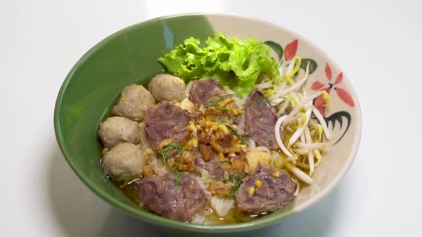 Aziatische Noodle Soep Met Rundvlees Gehaktbal Met Verse Groenten Houten — Stockvideo