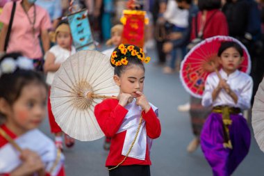 CHIANG MAI, THAILAND Ocak 20.2023: Bosang şemsiye festivali, San Kampaeng 'deki geleneksel Şemsiye Festivali sırasında geleneksel kostümlü kadınlar. Ocak 20.2023 'te Chiang Mai, Tayland