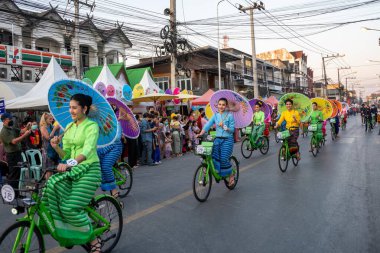 CHIANG MAI, THAILAND Ocak 20.2023: Bosang şemsiye festivali, San Kampaeng 'deki geleneksel Şemsiye Festivali sırasında geleneksel kostümlü kadınlar. Ocak 20.2023 'te Chiang Mai, Tayland