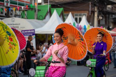 CHIANG MAI, THAILAND Ocak 20.2023: Bosang şemsiye festivali, San Kampaeng 'deki geleneksel Şemsiye Festivali sırasında geleneksel kostümlü kadınlar. Ocak 20.2023 'te Chiang Mai, Tayland