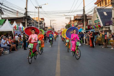 CHIANG MAI, THAILAND Ocak 20.2023: Bosang şemsiye festivali, San Kampaeng 'deki geleneksel Şemsiye Festivali sırasında geleneksel kostümlü kadınlar. Ocak 20.2023 'te Chiang Mai, Tayland