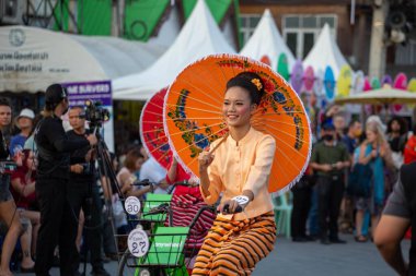 CHIANG MAI, THAILAND Ocak 20.2023: Bosang şemsiye festivali, San Kampaeng 'deki geleneksel Şemsiye Festivali sırasında geleneksel kostümlü kadınlar. Ocak 20.2023 'te Chiang Mai, Tayland