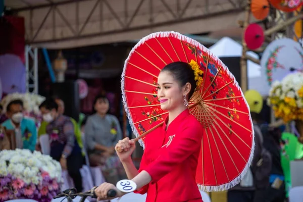 チェンマイ タイ1月2 2023年1月2日 サンカンペンで毎年恒例の傘祭り中に伝統衣装の女性 2023年1月2日タイ王国チェンマイ — ストック写真