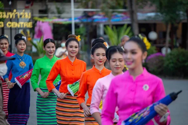 Chiang Mai Thailand Januar 2023 Regenschirmfest Bosang Frauen Traditioneller Tracht — Stockfoto