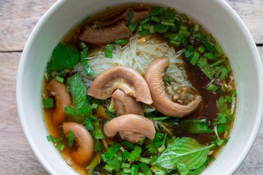 Pirinç Erişteli Biftek Çorbası ile Biftek haşlanmış Sarımsak ve Kokulu Ot Taze soğan ve Basil Thai otları süslüyor. Thai Bot Eriştesi Biçimi üst görünüm