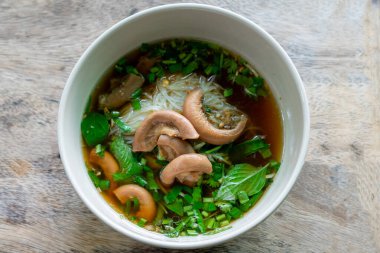 Pirinç Erişteli Biftek Çorbası ile Biftek haşlanmış Sarımsak ve Kokulu Ot Taze soğan ve Basil Thai otları süslüyor. Thai Bot Eriştesi Biçimi üst görünüm