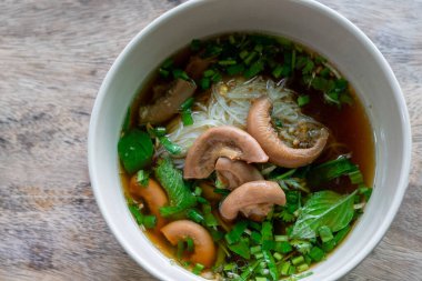 Pirinç Erişteli Biftek Çorbası ile Biftek haşlanmış Sarımsak ve Kokulu Ot Taze soğan ve Basil Thai otları süslüyor. Thai Bot Eriştesi Biçimi üst görünüm