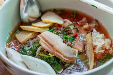 Yentafo eriştesi, balık köfteli tofu ve Tayland 'daki erişte restoranında lezzetli yemekler..