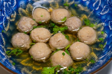 Çorbalı Bakso Köftesi Chili Sosu Endonezya Gıda Tarzı Popüler Sokak Yemekleri Pırasa ve Bahar Soğanları oymalı