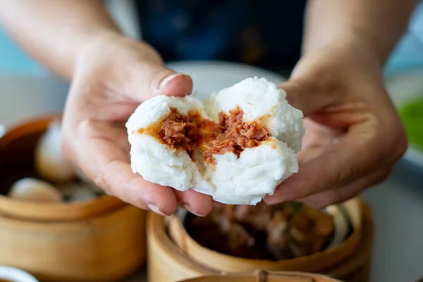Steamed Buns Stuffed Red Minced Pork Holding Hand Ready Eating — Stock Photo, Image