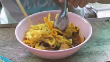 Khao Soi, Khao Soi Kai, Thai Noodles Khao Soi, ahşap zeminde baharatlı körili tavuk, Kuzey Tayland yemeği konsepti. (Lanna yemeği)
