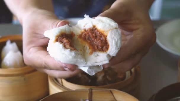 Спотворені Булочки Червоною Ятною Свининою Тримає Руку Готову Їжі Азіатську — стокове відео