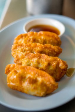 Beyaz arka planda bol yağda kızartılmış gyoza.