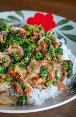 Domuz budu yahnisi Tayland fesleğeni, acı biber ve baharatlı tarifle kızartılmış. 