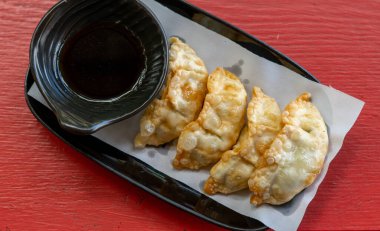 Derin kızarmış sosu gevrek ve altın renkli stüdyo aydınlatma ile siyah plaka üzerinde ayarla.