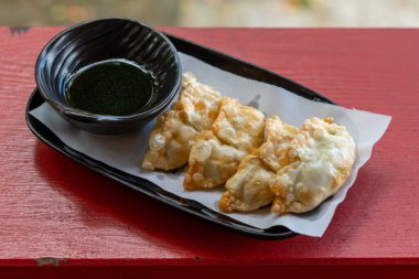 Derin kızarmış sosu gevrek ve altın renkli stüdyo aydınlatma ile siyah plaka üzerinde ayarla.