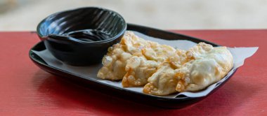 Derin kızarmış sosu gevrek ve altın renkli stüdyo aydınlatma ile siyah plaka üzerinde ayarla.