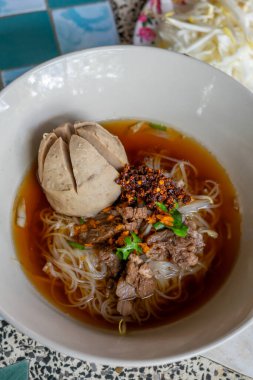 Bir kase köfteli erişte ve büyük bir köfte..