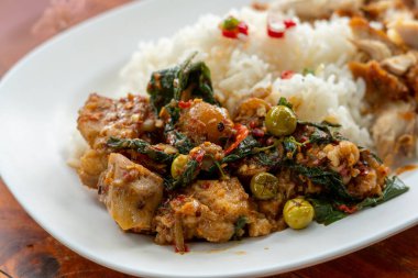 Tayland, Chiang Mai 'deki marketlerden birinde satılan farklı Tayland sokak yemekleri. Seçici odak