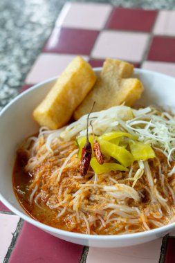 Khanom Jeen Yam; balık biberli erişte. Vermicelli 'nin geleneksel Tayland yemekleri beyaz arka planda izole edilmiş sebzelerle servis edilir..