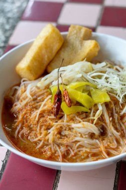 Khanom Jeen Yam; balık biberli erişte. Vermicelli 'nin geleneksel Tayland yemekleri beyaz arka planda izole edilmiş sebzelerle servis edilir..