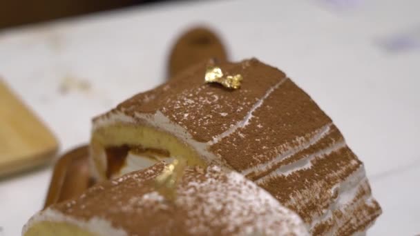 Banoffee Cake Banana Caramel Sauce Filling Sprinkled Grated Dark Chocolate — Stok video