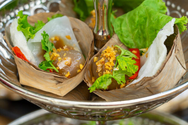 Сваренные на пару тапиока (Саго) шарики со свининой и арахисовой начинкой, знаменитая традиционная тайская закуска / название уличной кухни Саку Саи Му), подаются с овощами и чили. Жемчужина Саго или тапиока