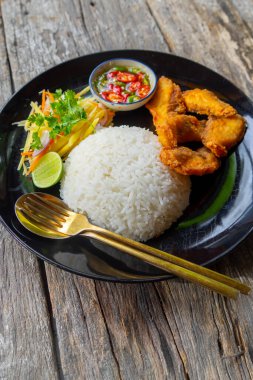 Kavrulmuş kırmızı tilapia, papaya salatası, Tayland geleneksel yemeği.