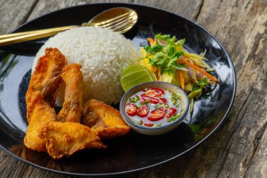 Kavrulmuş kırmızı tilapia, papaya salatası, Tayland geleneksel yemeği.