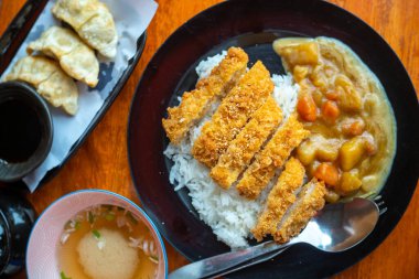 Japon köri yemeği, Katsu-köri, domuz pirzolası ve körili pilav.