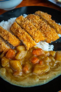 Japon köri yemeği, Katsu-köri, domuz pirzolası ve körili pilav.