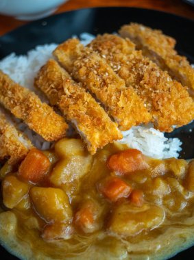 Japon köri yemeği, Katsu-köri, domuz pirzolası ve körili pilav.