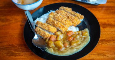 Japon köri yemeği, Katsu-köri, domuz pirzolası ve körili pilav.