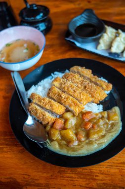 Japon köri yemeği, Katsu-köri, domuz pirzolası ve körili pilav.