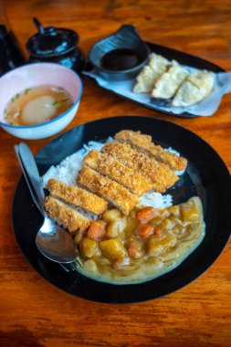 Japon köri yemeği, Katsu-köri, domuz pirzolası ve körili pilav.