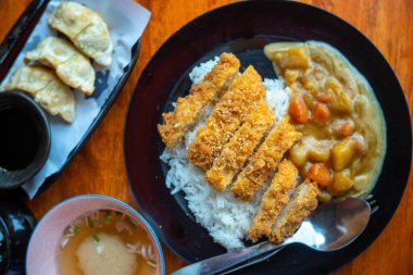 Japon köri yemeği, Katsu-köri, domuz pirzolası ve körili pilav.