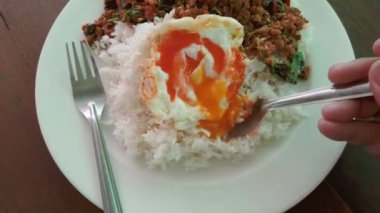 Tayland Gıda Kızarmış Domuz Fesleğenli Tayland 'da Popüler Yemek Yapıyor.