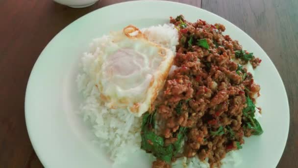 Thai Food Stir Smażona Wieprzowina Liśćmi Bazylii Popularne Jedzenie Tajlandii — Wideo stockowe