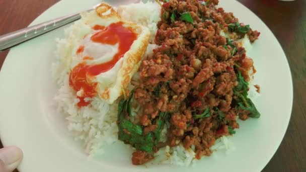 Mâncare Thailandeză Carne Porc Prăjită Frunze Busuioc Mâncare Populară Thailanda — Videoclip de stoc