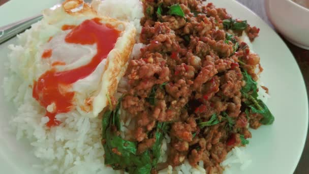 Thai Food Stir Carne Maiale Fritta Con Foglie Basilico Cibo — Video Stock