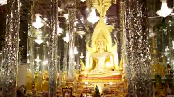 Video Złotego Buddy 100 Metrową Szklaną Katedrą Świątyni Tha Sung — Wideo stockowe